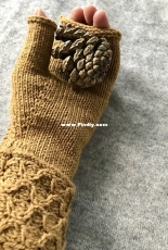Pomme de pin fingerless gloves by Anne B Hanssen