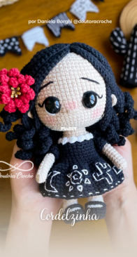 Doutora Crochê - Daniela Borghi - Cordelzinha 18cm - Portuguese