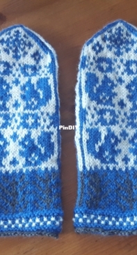 Squirrels and acorns mittens