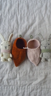 Bunny & Carrot Cozy by Susan B. Anderson - Barrett Wool Co.