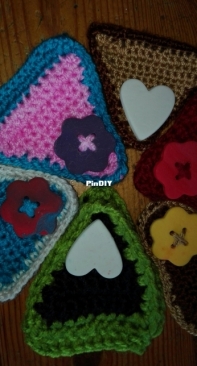 Piece of cake earphone holder with cold porcelain botton