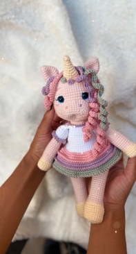 Ovelhinha Crochê - Aline Oliveira - Unicorn doll Iris - Boneca Unicornio Iris - Portuguese