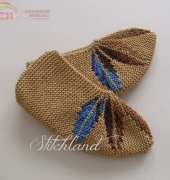 Slippers with 5 leaves by Sercan Senay/free