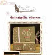 Un chat dans laiguille Ref.813 Porte aiguilles - Fleurs rose
