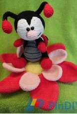 Yvs Häkelzeugs - Yvonne Beutner - Beetle Hubertus with flower cushions - German