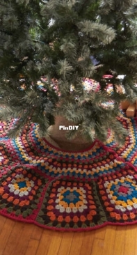 Yarnspirations - Patons - Julia Madill - PAC0517-001232M - Tricias Tree Skirt - Free