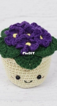 Yarn Blossom Boutique - Melissa Bradley  - African violet - Violeta Africana - Portuguese - Translated