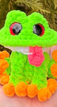 Straightup handmade - Darian White - Flynn the Baby Frog