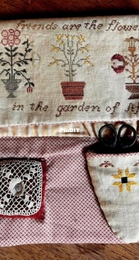 The Queen Bee Handmade - Friends are the flowers in the garden of life