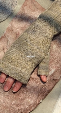 Rivendell Mitts by Maureen Foulds