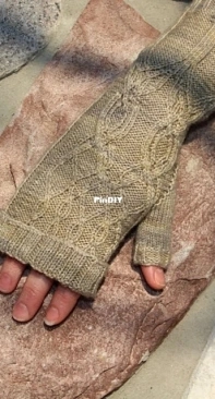 Rivendell Mitts by Maureen Foulds