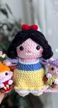 Rinmeow21 Chubby Snowy princess with an apple and friends