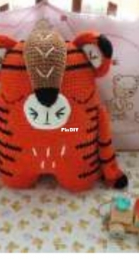 Crochet Story Shop - Liliya - Sleepy Pillow Tiger - Almofa de Tigre Sonolento - Portuguese - Translated