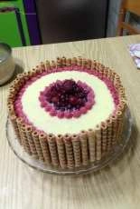 Creme caramel & red fruits cake