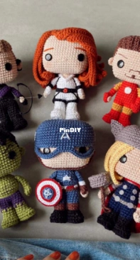 Azulie Croche - Viviane Larangeiras - Avengers - Vingadores - Portuguese
