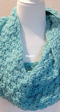 Crochet Me Lovely - CrochetML - Taylor Ferguson - Chic Babe Cowl - Free