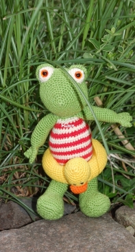 Frog who gets swimming lessons