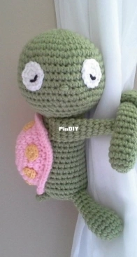 BB Adorables - Isabel R. Davenpost - Turtle curtain Tie back