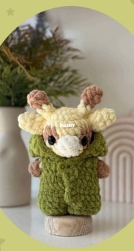 arimerlg - Ari Mer - Mini Giraffe in Frog Pajamas - Mini Jirafa con Pijama de Rana - Spanish