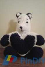 Crochet Fanatic - Christjan Bee - Valentine bear with heart pilow - Free