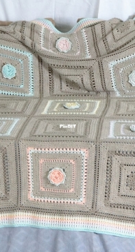 Vinnis Colours - Brenda Grobler - Pattern 85 - The Princess Rose Throw - Free