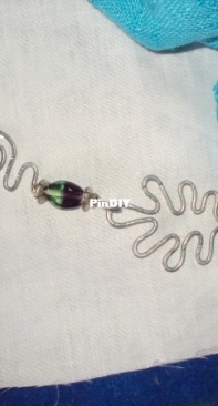 Foulard wire pendant