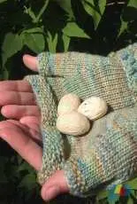 WayfaringYarns-Cardiff-by-the-Sea Mitts by Selena Miskin-Free