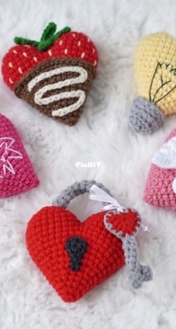 Fayni Toys - Svitlana Hurova - Valentine Keychains