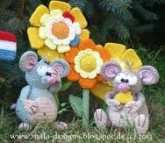 Mala Designs - Mandy Herrmann  -Mouse and Flowers - Dutch- Translated