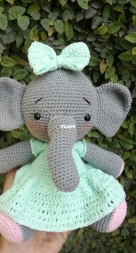 Mariana Chaves - Elephant