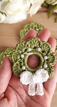 Crochet wreaths for cards