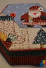 boîte en cartonnage tissu de Noël (mon travail)