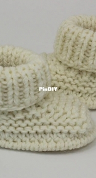 Madmonkeyknits -  Baby Chunky 2 Button Booties