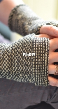 Térag  Fingerless Gloves/Mitts by Sarah Wylie-Free