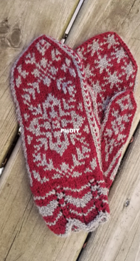 Customizable vine frame mittens by Claire Butchkoski-Free