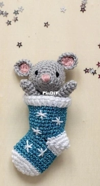 Anchor Crafts - Airali Design - Ilaria Caliri - Little mouse stocking - Spanish, Portuguese, French - Free