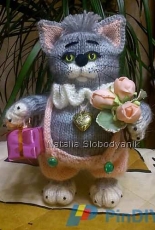 Greeting Cat by Natalia Slobodyanik