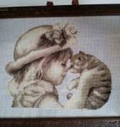 fillette avec chaton