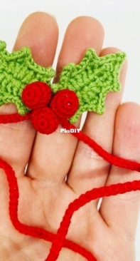 Fluffy Tummy - Oxana Tim - Oksana Timofeeva - Holly with Berries - Free