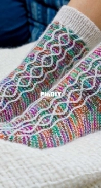 Paradiesvogel Socks by Scarlet Plume-English,German-Free