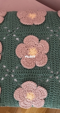 Daisy Girl Crochet  - Maggie Trunkhill - Ready for Summer Pillow - Free