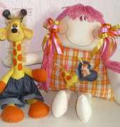 Andrea Dolls-Smilie Soft Doll with Giraffe /Portuguese