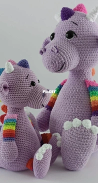 Wolplein - Sandra Bekx - Cuddly Dragon Dummel -  Knuffeldraakje Dummel - Dutch