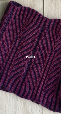 Thistle Cowl by Suzanne Strachan - Free