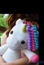 Bunnies and Yarn - Michelle Alvarez - Mimi the Friendly Unicorn - Spanish