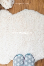 One Dog Woof - ChiWei Ranck - Crochet a DIY Sheepskin Rug with Faux Fur Yarn  - Free