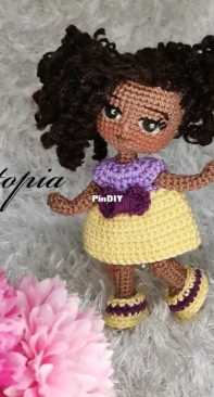 Amitopia - Mero Designs - Marwa Elgendi - Olivia Doll / Muñeca Olivia - English and Spanish