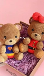 Wendy Li Designs - Christmas Bear and Superman Bear - Ursa de Natal e Urso de Super-homem - Portuguese - Translated