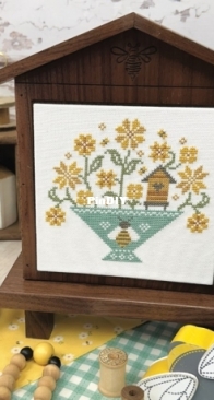 primrose cottage - honey bee basket PCS