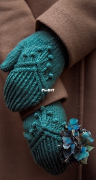 Snowdrop Mittens by Wool & Pine